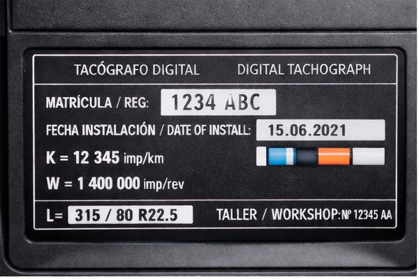 Placa de instalación del tacógrafo en camión N3 con datos reglamentarios visibles